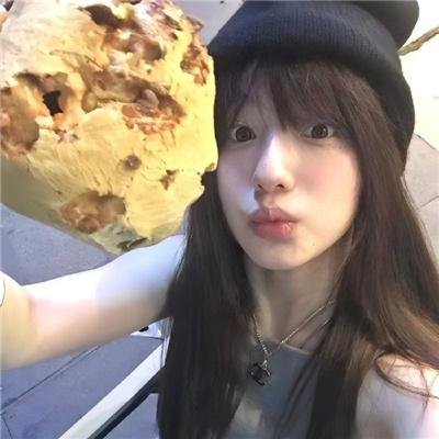 他嚣张狂妄，却对她俯首称臣